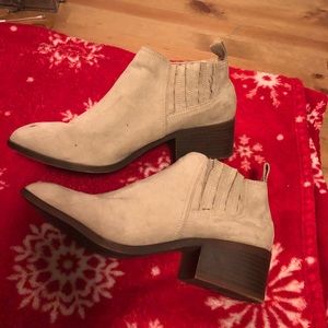 Cream colored suede like booties. Good condition
